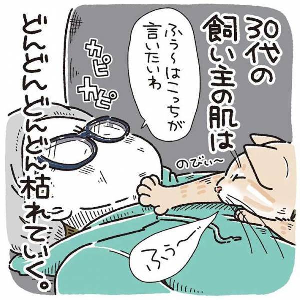 お風呂から上がったばかりの女性　甘えん坊な猫の行動に、キュンとする