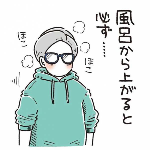 お風呂から上がったばかりの女性　甘えん坊な猫の行動に、キュンとする