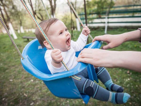 初めてブランコに乗った双子の赤ちゃん　リアクションの違いに「爆笑した」