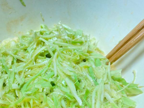 「キャベツと卵だけ」　粉を使わない『お好み焼き』に反響　作り方は？