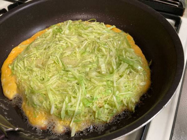 「キャベツと卵だけ」　粉を使わない『お好み焼き』に反響　作り方は？