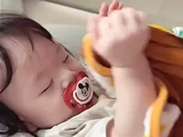 「自分で自分を寝かしつけてる…」　母親もビックリな、赤ちゃんの行動に「爆笑！」「かわいすぎ」