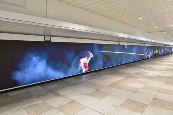大谷翔平の投打を間近で見られる！　新宿駅構内で映像が放映