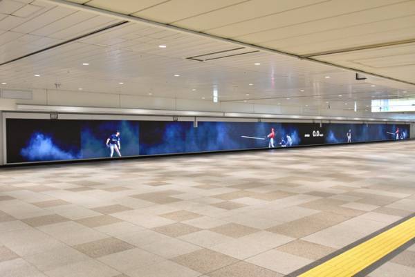 大谷翔平の投打を間近で見られる！　新宿駅構内で映像が放映