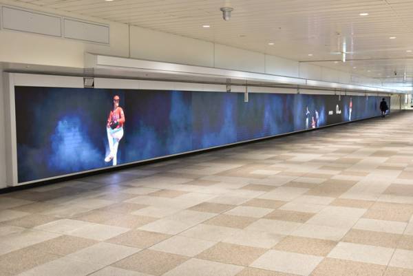 大谷翔平の投打を間近で見られる！　新宿駅構内で映像が放映