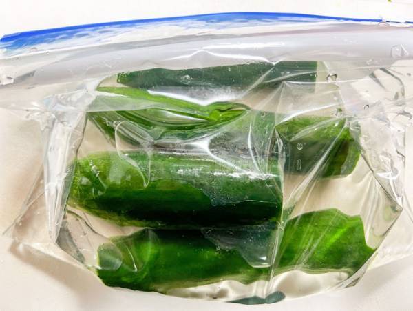 冷蔵庫でキュウリがしなびたら？　復活する方法に「知らなかった」「いい情報」の声