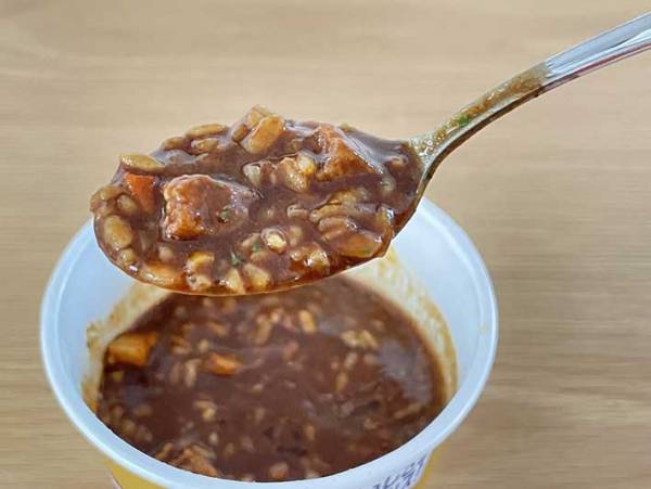 インスタント食品なのに…栄養バランスがパーフェクト！　『カレーメシ』の完全メシとは？