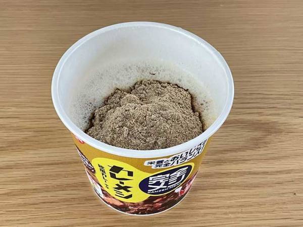 インスタント食品なのに…栄養バランスがパーフェクト！　『カレーメシ』の完全メシとは？