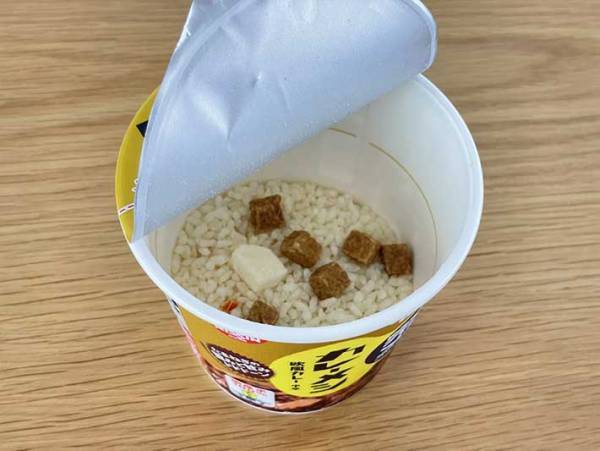 インスタント食品なのに…栄養バランスがパーフェクト！　『カレーメシ』の完全メシとは？