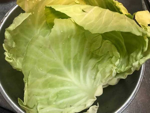 これは簡単！　キャベツの葉を１枚ずつきれいにはがす裏技とは？