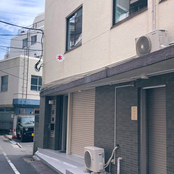 開店準備をしていた書店　設置した看板に「逆に目立つ」「いい味出してる」