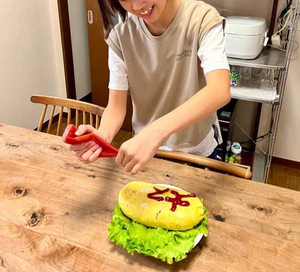 夏休み、母親のためにオムライスを作った女の子　ケチャップで書いたメッセージが？