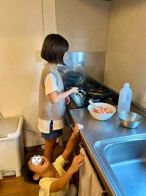 夏休み、母親のためにオムライスを作った女の子　ケチャップで書いたメッセージが？