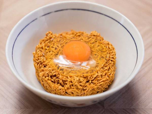 『チキンラーメン』６４周年をお祝いされたひよこちゃん　公開された写真に、人々がクスッとしたワケ