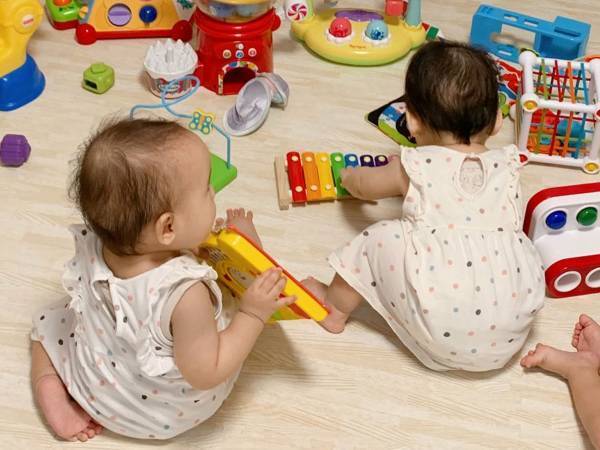 児童館っぽさが半端ない　『三つ子を育てる自宅の光景』に「癒しだ」「混ざりたい」