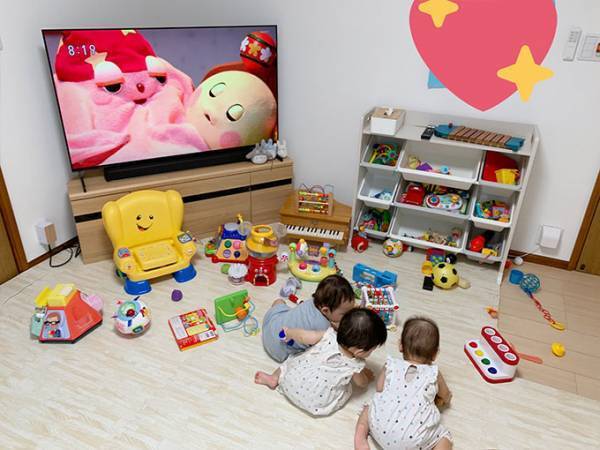 児童館っぽさが半端ない　『三つ子を育てる自宅の光景』に「癒しだ」「混ざりたい」