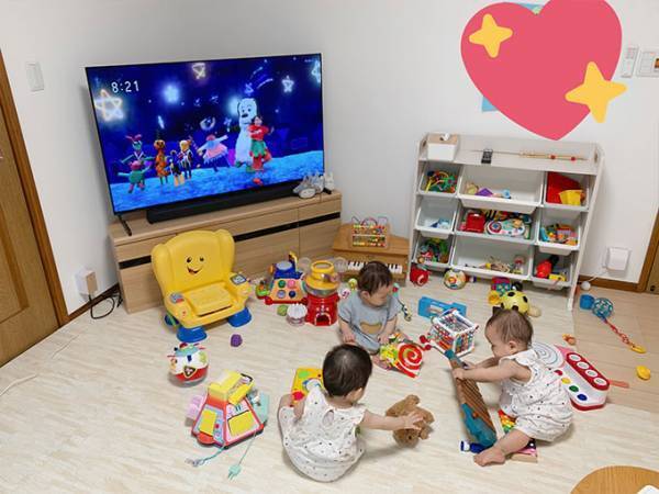 児童館っぽさが半端ない　『三つ子を育てる自宅の光景』に「癒しだ」「混ざりたい」