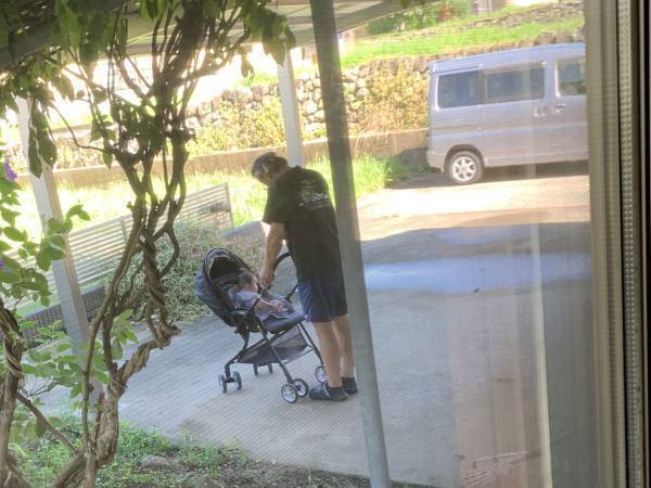 孫とお散歩に行きたい祖父が、焦れて？　『窓から見えた光景』に「幸せな気持ちになった」