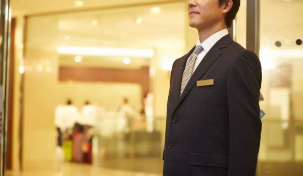 ベビーカーを押しながら銀座を歩いていたら…　高級ブランドのドアマンが声をかけてきて？