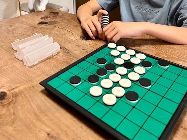 ボードゲームで遊ぶ子供　楽しんでいると、突如やり直しせざるを得なくなり…！？