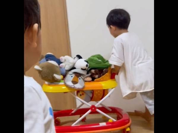 ぬいぐるみを山積みにした息子　何をしているのかと思ったら…「遊びの天才か」