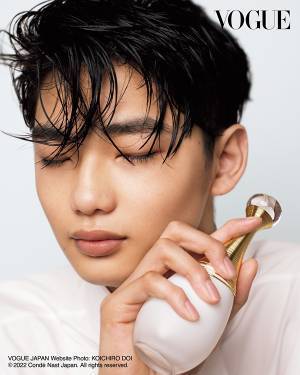 冨永愛の息子がモデルデビュー！　１８８cmの長身＆クールな顔立ちで親子共演