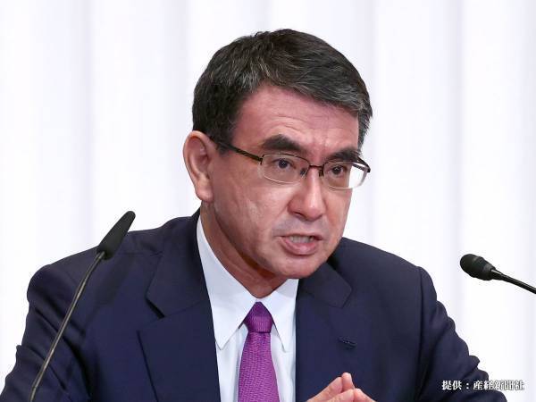 河野太郎、大臣室の新しい『椅子』をお披露目するも？　「なんだアレ」「椅子より気になる」