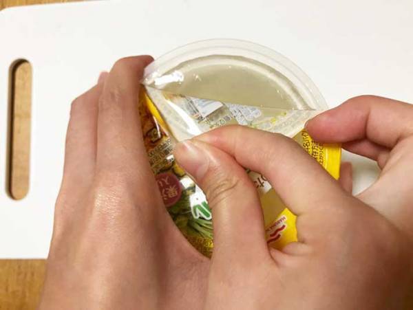 たったこれだけ！？　ゼリーの液が飛び散らずに、キレイに剥がす方法！