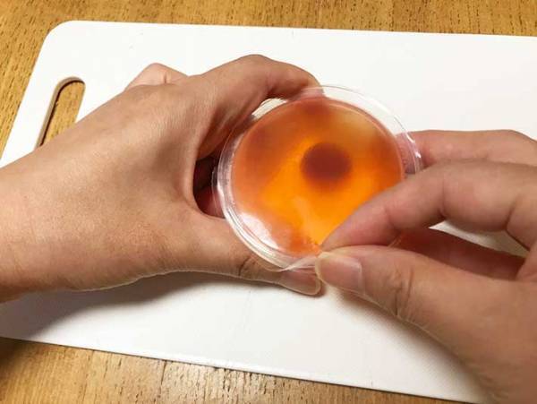 たったこれだけ！？　ゼリーの液が飛び散らずに、キレイに剥がす方法！