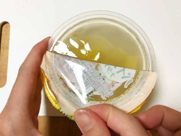 たったこれだけ！？　ゼリーの液が飛び散らずに、キレイに剥がす方法！