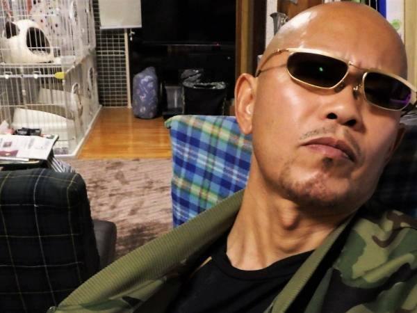 『あらぬ疑い』を掛けられがちな男性　懐を見せる写真に「印象が一気に変わった」