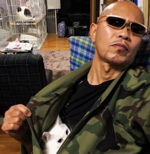 『あらぬ疑い』を掛けられがちな男性　懐を見せる写真に「印象が一気に変わった」