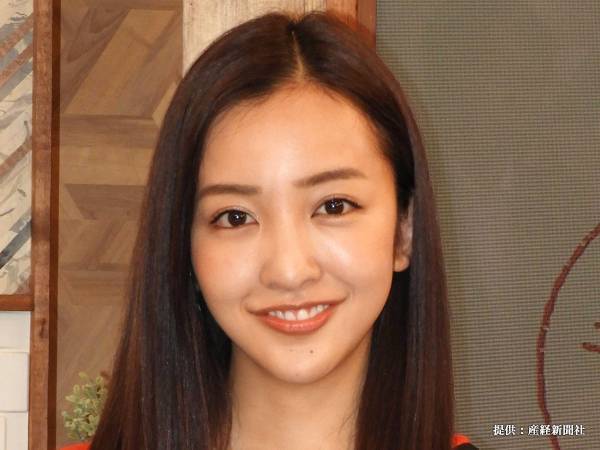 板野友美が娘の『顔出しショット』を公開　「天使！」「すでに整っている顔」