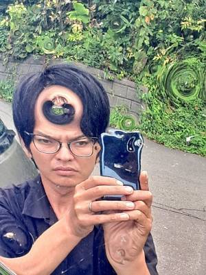 表面がボコボコしたカーブミラー　映った自分を撮影した光景に「禍々しい！」