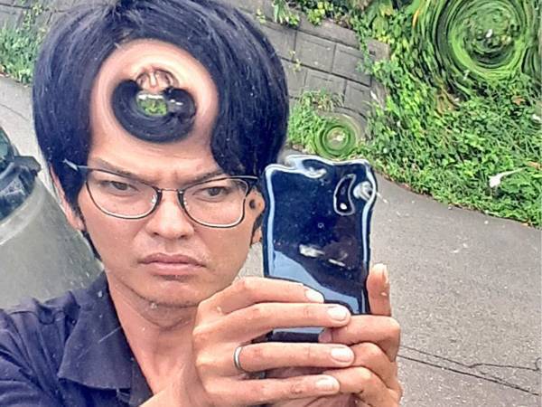 表面がボコボコしたカーブミラー　映った自分を撮影した光景に「禍々しい！」