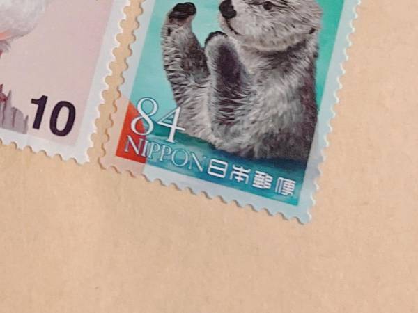 切手を貼ったら『不穏すぎる構図』に　「爆笑した」「センスの塊」