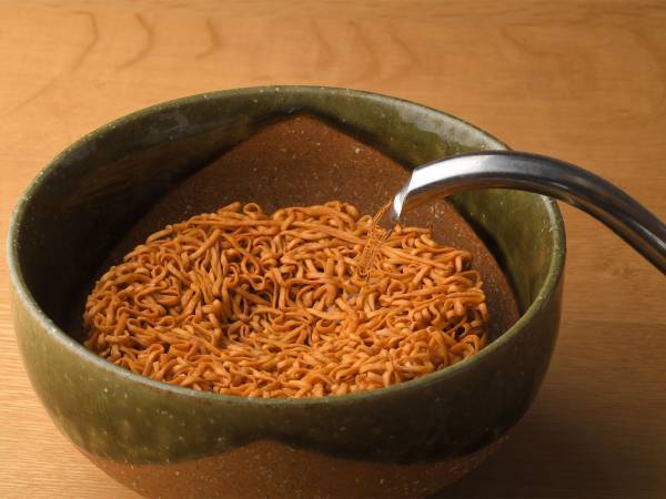 「怖すぎ」「ホラーやん」　チキンラーメン『ひよこちゃん』の写真に、ゾッとする人が続出