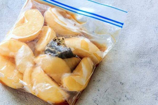 買った梨が甘くなかった…　紅茶に漬けて、ひと晩おくと？　「コレは絶品」「試したい」