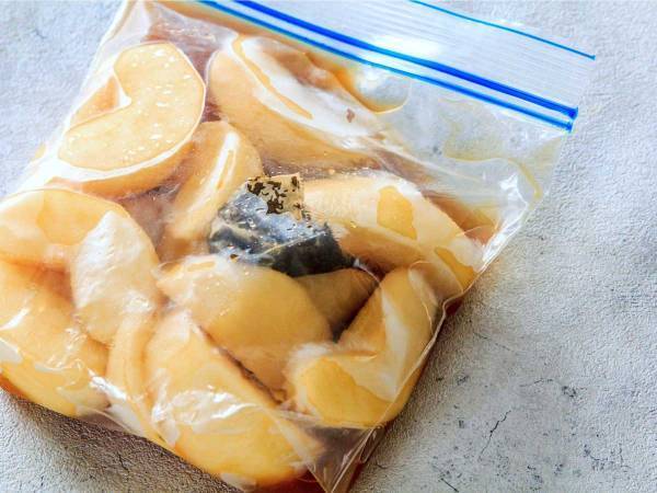 買った梨が甘くなかった…　紅茶に漬けて、ひと晩おくと？　「コレは絶品」「試したい」