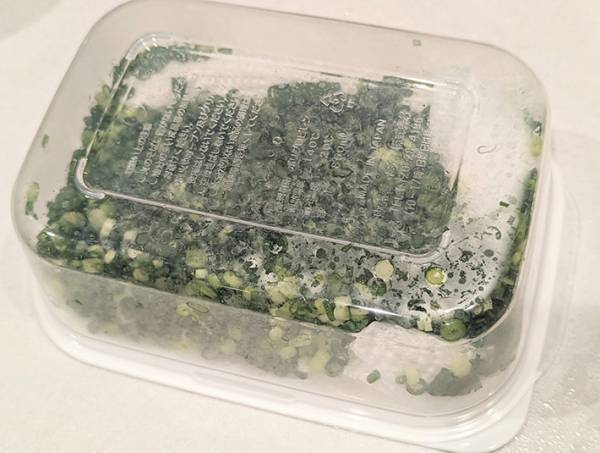 「こんな技があるなんて…」　小ネギ同士がくっつかない！？　冷凍保存の方法が、目からウロコ