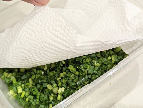 「こんな技があるなんて…」　小ネギ同士がくっつかない！？　冷凍保存の方法が、目からウロコ