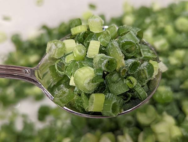 「こんな技があるなんて…」　小ネギ同士がくっつかない！？　冷凍保存の方法が、目からウロコ