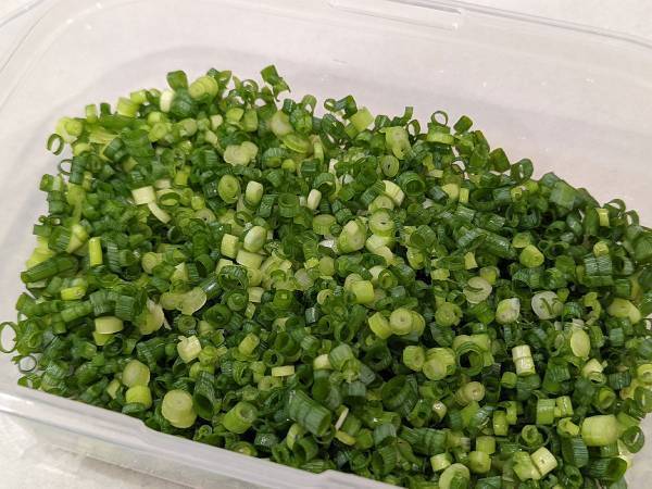 「こんな技があるなんて…」　小ネギ同士がくっつかない！？　冷凍保存の方法が、目からウロコ