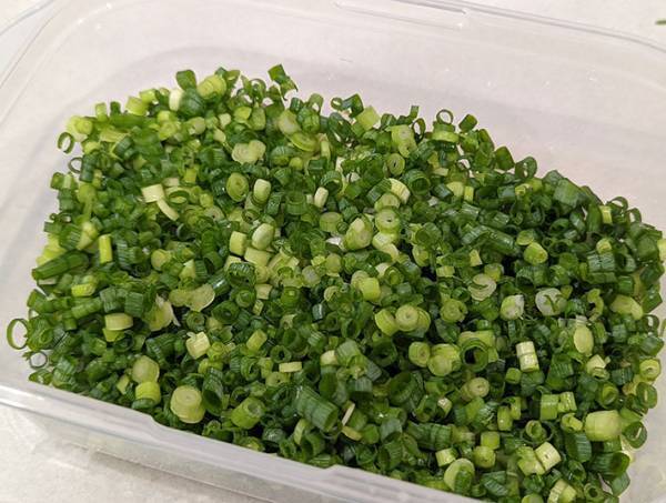 「こんな技があるなんて…」　小ネギ同士がくっつかない！？　冷凍保存の方法が、目からウロコ