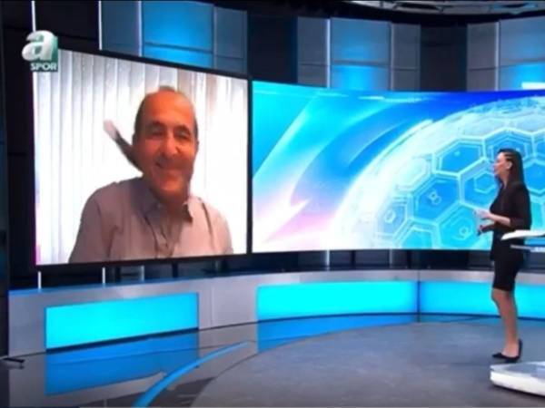 リモート出演する男性の背後にあやしい影…　展開に「何度見ても笑える！」