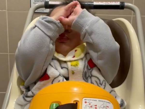 親「うまいなおい」　トイレを待つ赤ちゃんの『やらかし』に腹筋崩壊！