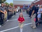１人の少女のために、幼稚園の前に整列した警察官たち　理由に涙する人が続出