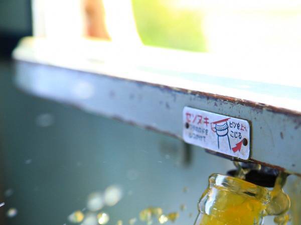 ジュースのフタを開けようとするも…　うまくいかなかった１枚に「青春！」