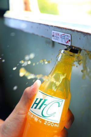 ジュースのフタを開けようとするも…　うまくいかなかった１枚に「青春！」