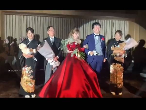 結婚式の途中、指示を勘違い！　新郎の行動に「見れば見るほど面白い」